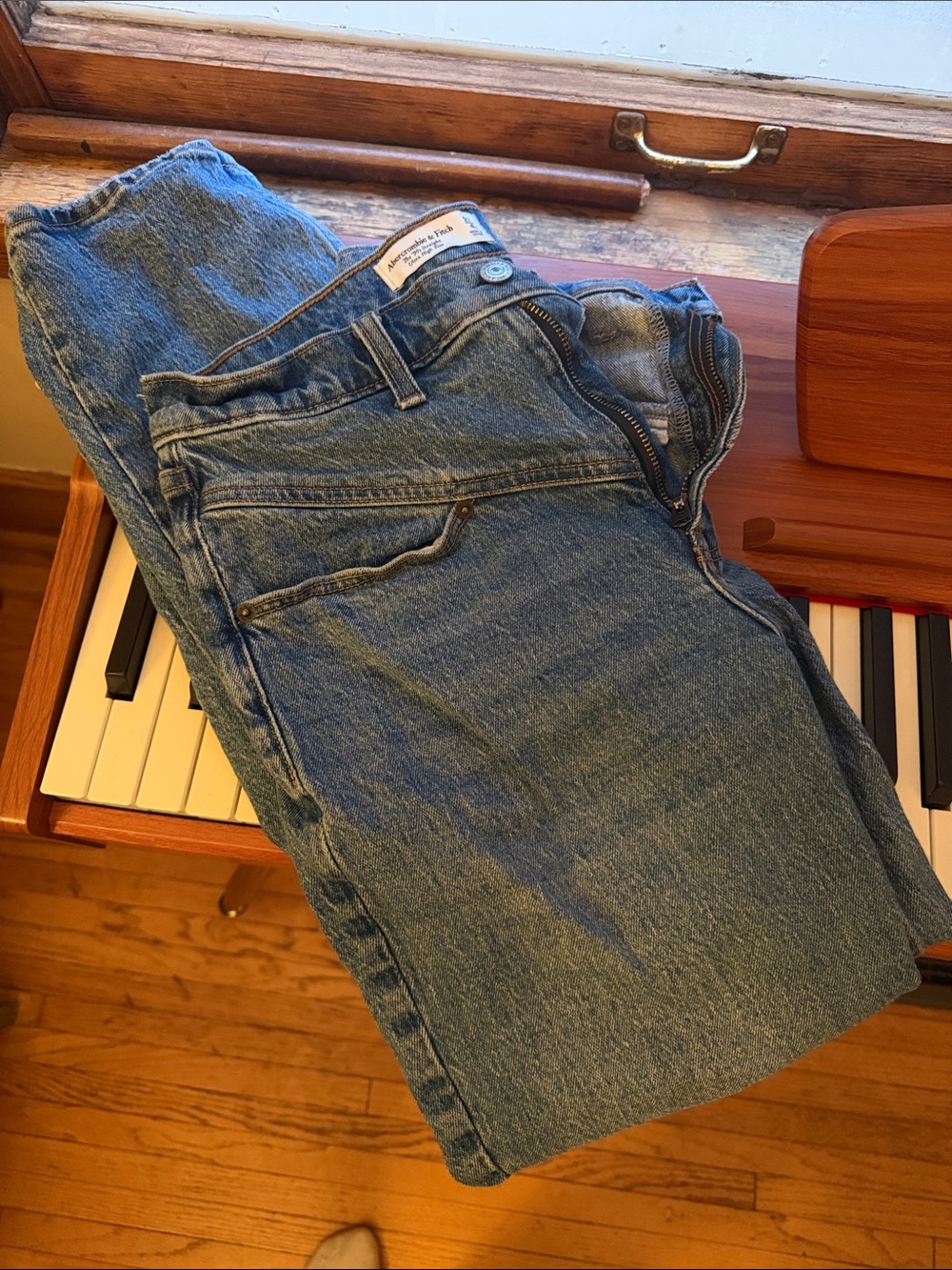 Abercrombie 90’s straight leg jeans